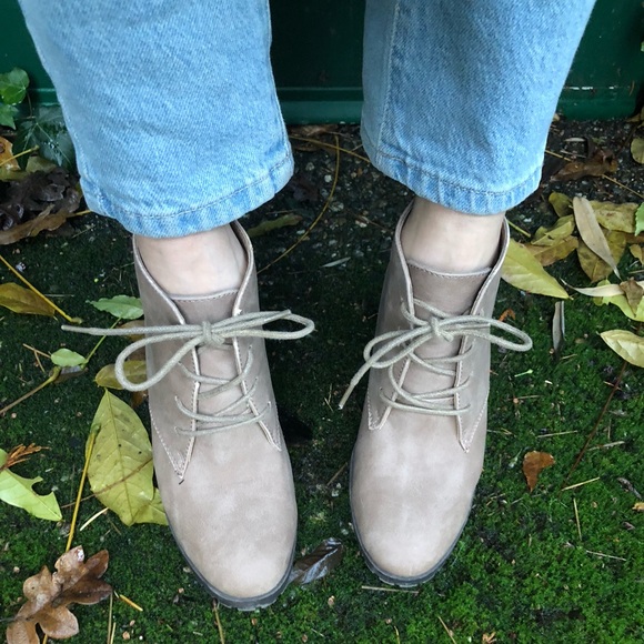 Women’s Tan Lace Up Ankle Boots Size 6US! ✨ - Picture 4 of 9